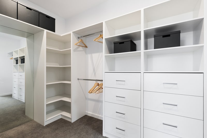 L-shaped modular wardrobe make for great storage spaces for jewellery and undergarments, even shoes and winter wear